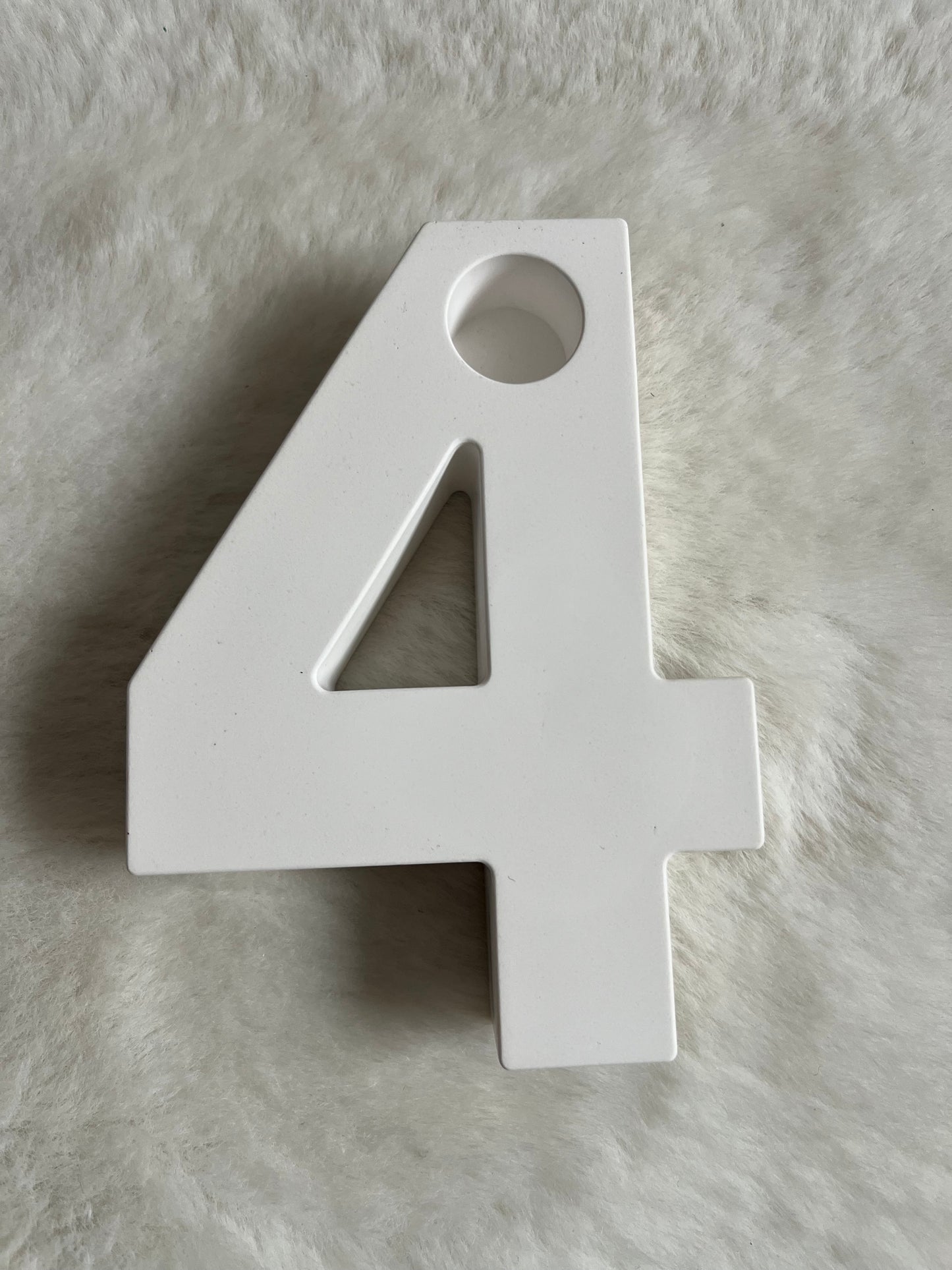Zahl 4
