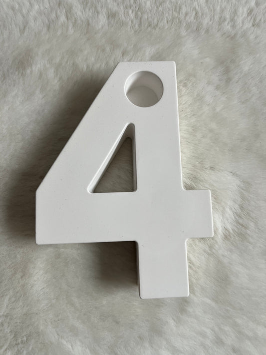 Zahl 4
